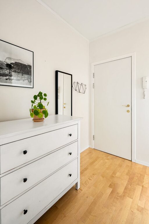 How to Keep Your Entryway Clean and Simple